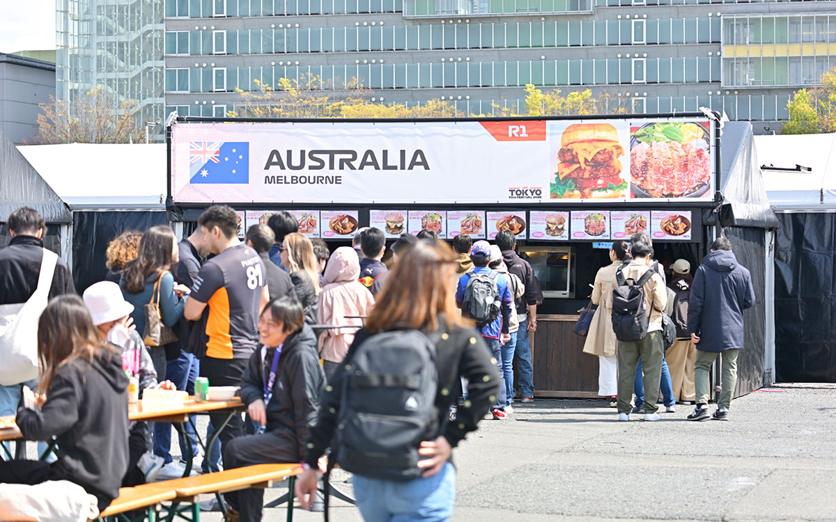 F1開催国の料理を提供するキッチンカーがずらりと並んだ、F1設立75周年及びホンダF1初優勝から60周年の節目に行われたF1日本GP公式プロモーションイベント「F1 TOKYO FAN FESTIVAL 2025」（約3万3000人動員）にて