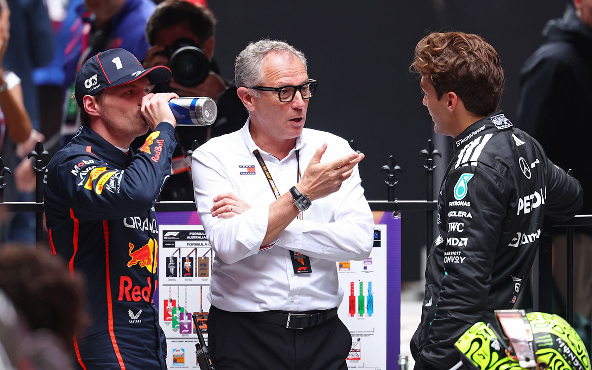 パルクフェルメでステファノ・ドメニカリ（F1グループCEO）と会話する2位のマックス・フェルスタッペン（レッドブル・レーシング）と3位のジョージ・ラッセル（メルセデス）、2025年3月16日(日) F1オーストラリアGP決勝（アルバート・パーク・サーキット）