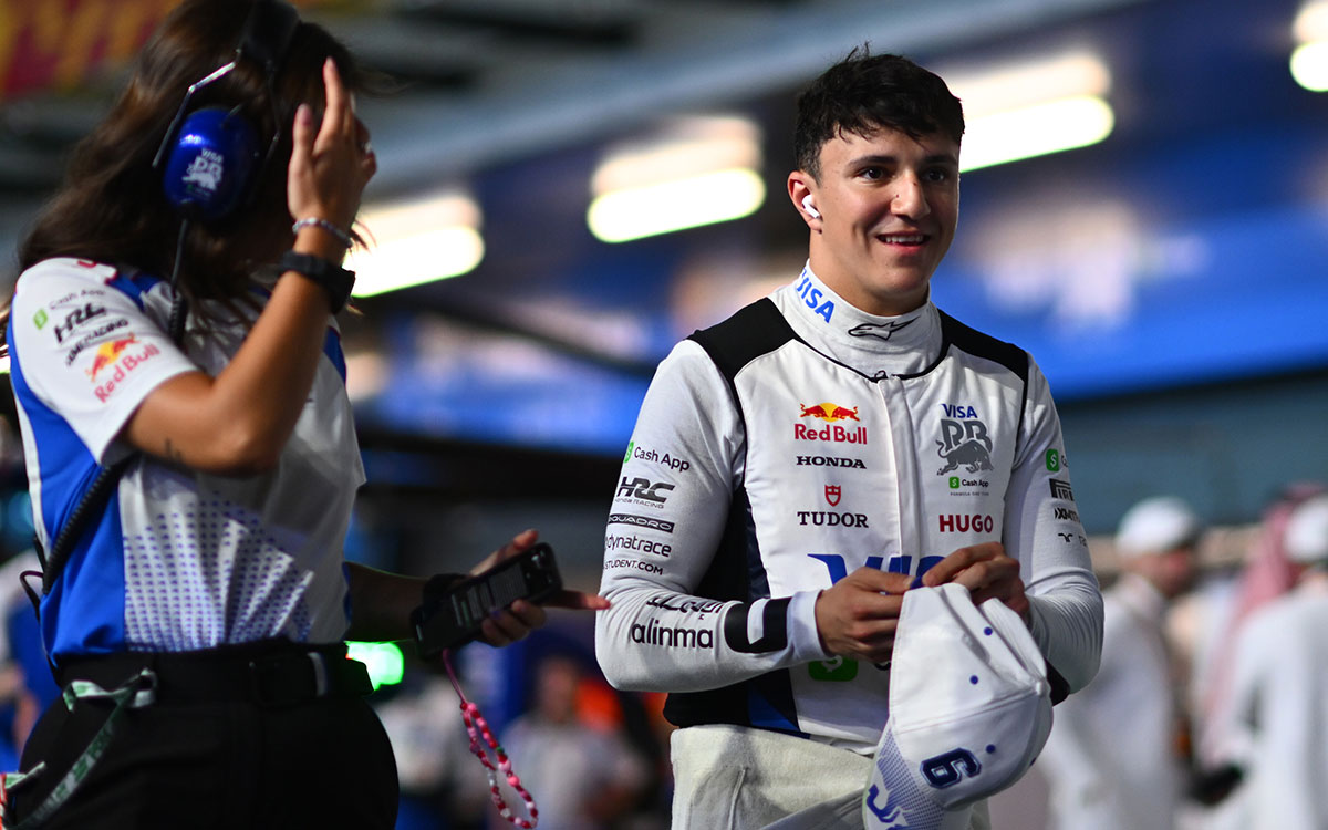 ピットレーンを歩くアイザック・ハジャー(レーシング・ブルズ)、2025年4月20日(日) F1サウジアラビアGP決勝(ジェッダ市街地コース)