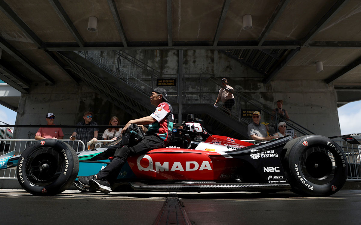佐藤琢磨(レイホール・レターマン・ラニガン・レーシング)の75号車AMADA Honda、2025年5月14日第109回インディ500プラクティス2日目