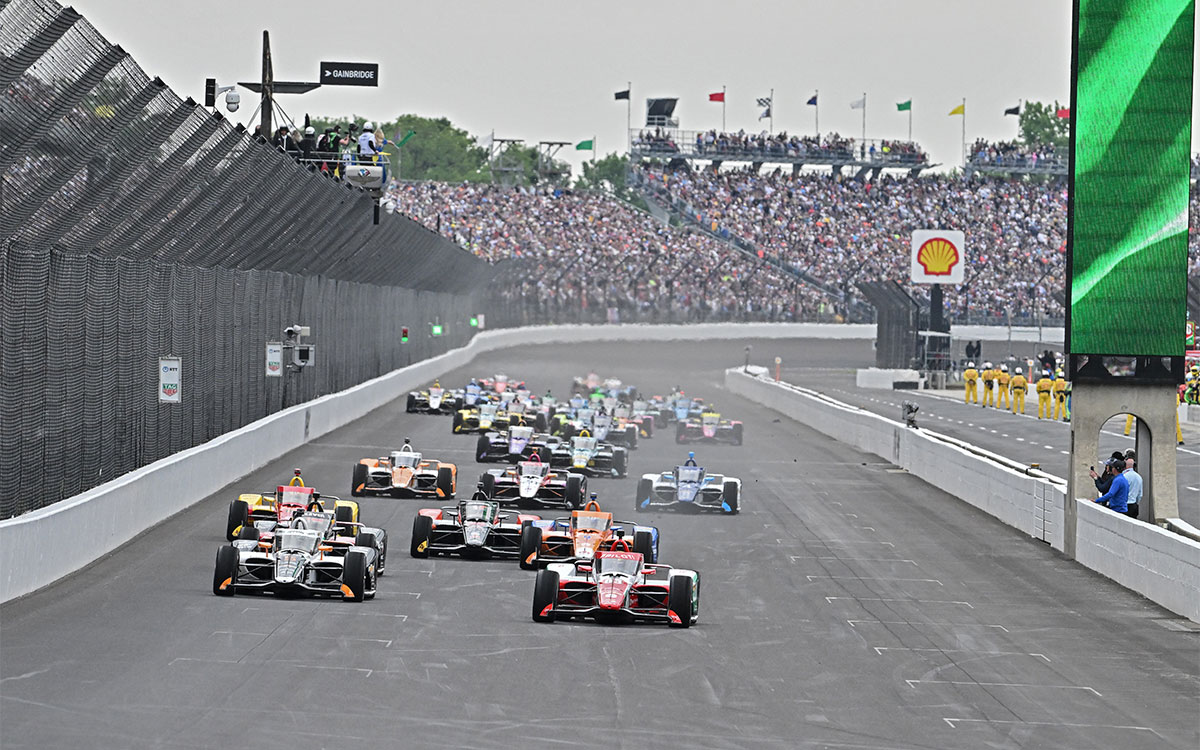 第109回インディ500リスタート時の様子、2025年5月25日インディアナポリス・モーター・スピードウェイにて