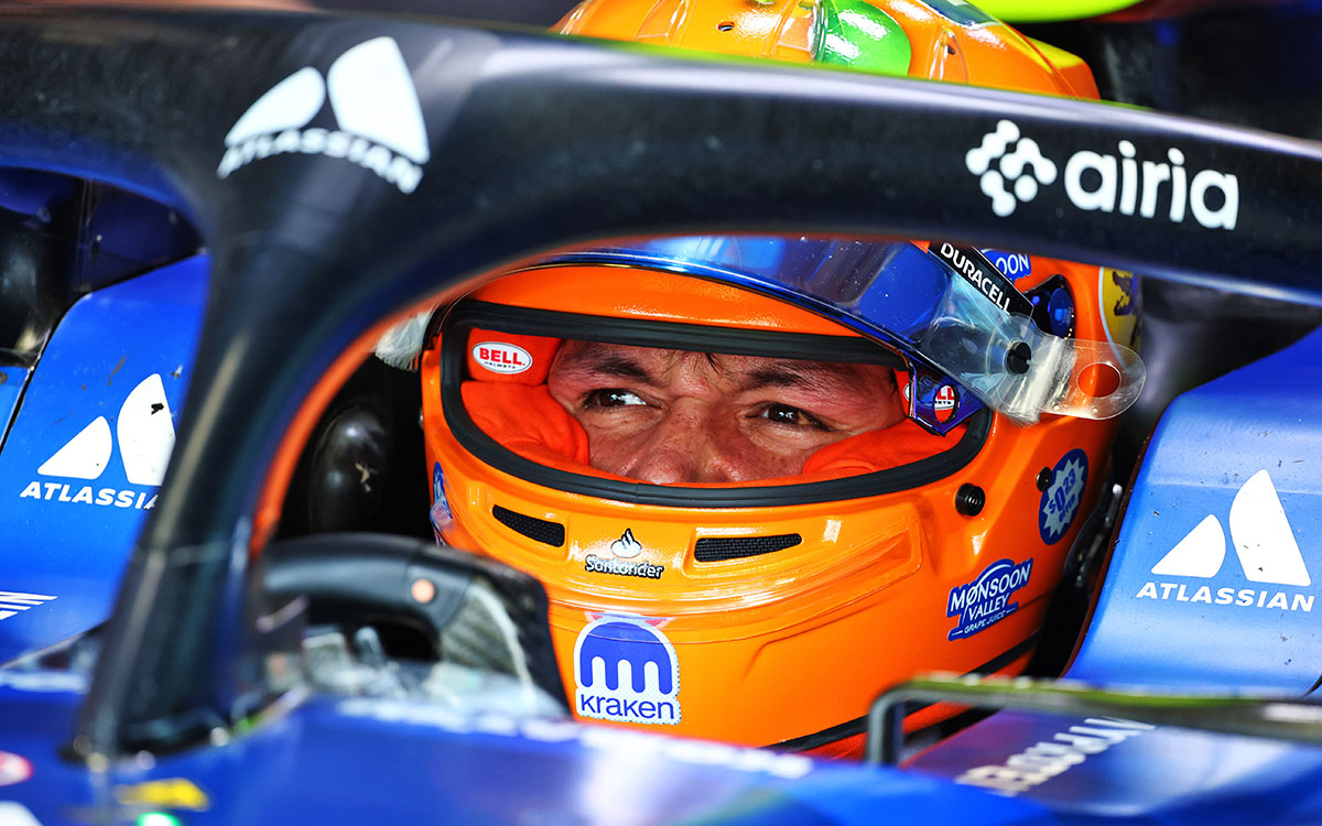 ガレージ内でウィリアムズFW47に乗り込むアレックス・アルボン、2025年5月2日(金) F1マイアミGPスプリント予選(マイアミ・インターナショナル・オートドローム)