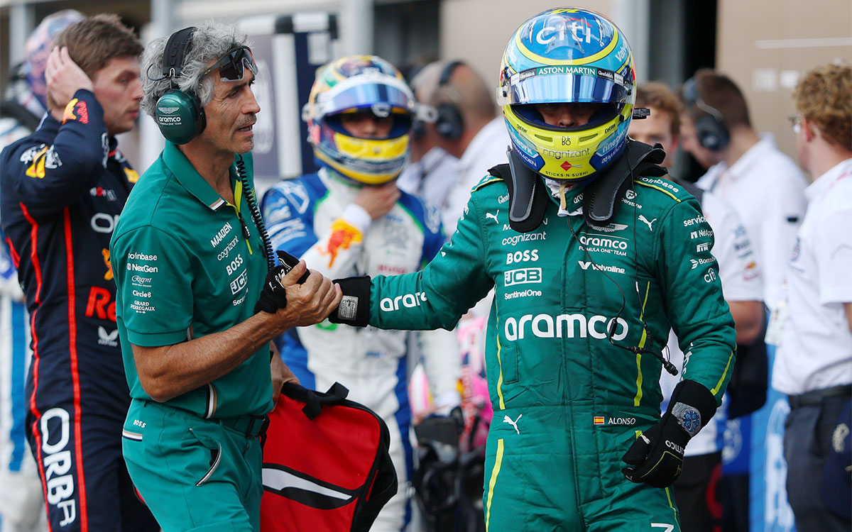 予選後にピットレーンを歩くフェルナンド・アロンソ（アストンマーチン）、2025年F1モナコGP