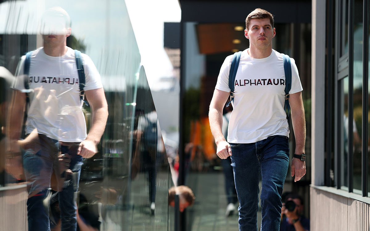 イモラ・サーキットのパドックを歩くマックス・フェルスタッペン（レッドブル・レーシング）、2025年5月15日(木) F1エミリア・ロマーニャGP