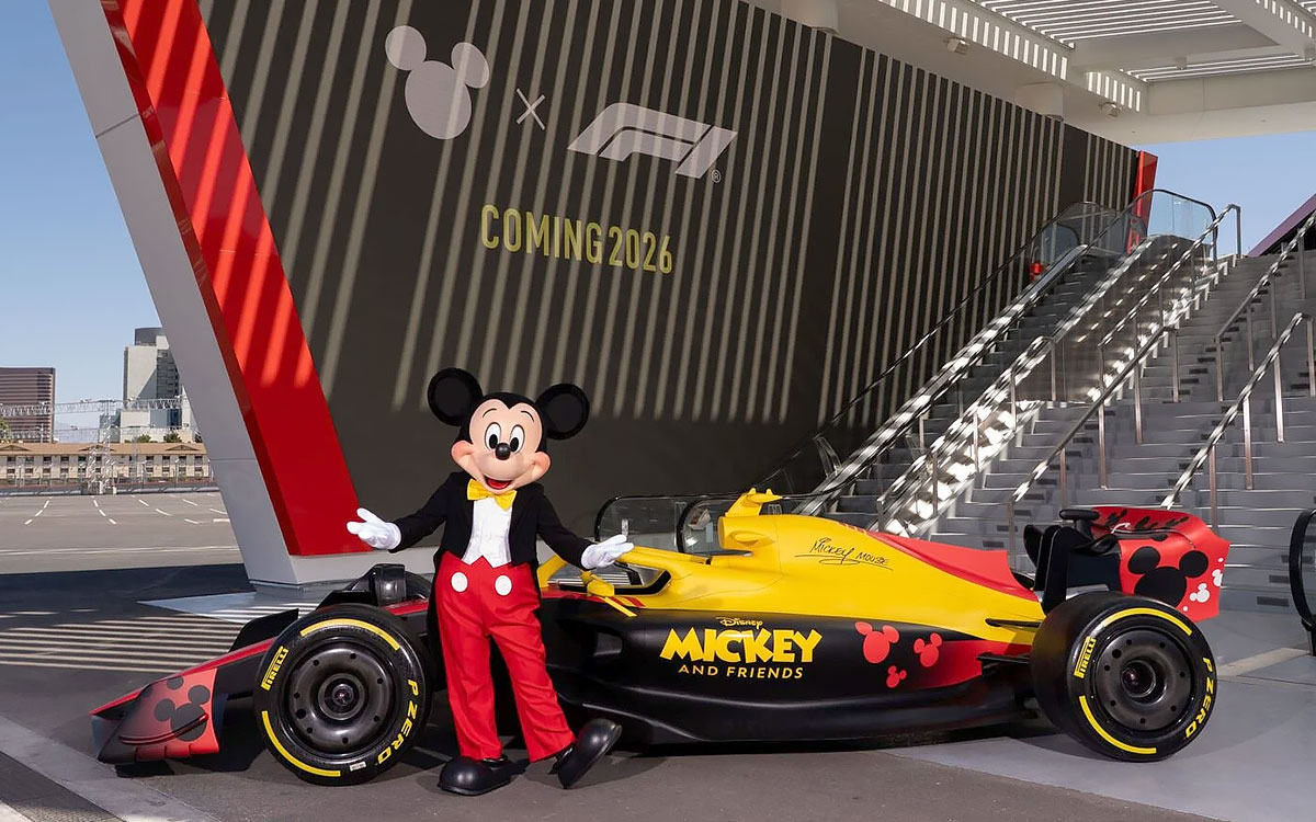 ミッキーマウスと特別リバリーが施されたF1ショーカー、2025年5月19日F1とディズニーのコラボレーションを告知するグラフィック