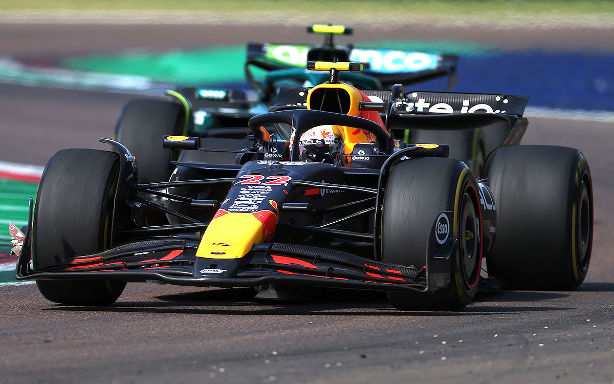 イモラ・サーキットでアストンマーチンAMR25を駆るフェルナンド・アロンソの前を走行する角田裕毅（レッドブル・レーシングRB21）、2025年5月18日(日) F1エミリア・ロマーニャGP決勝