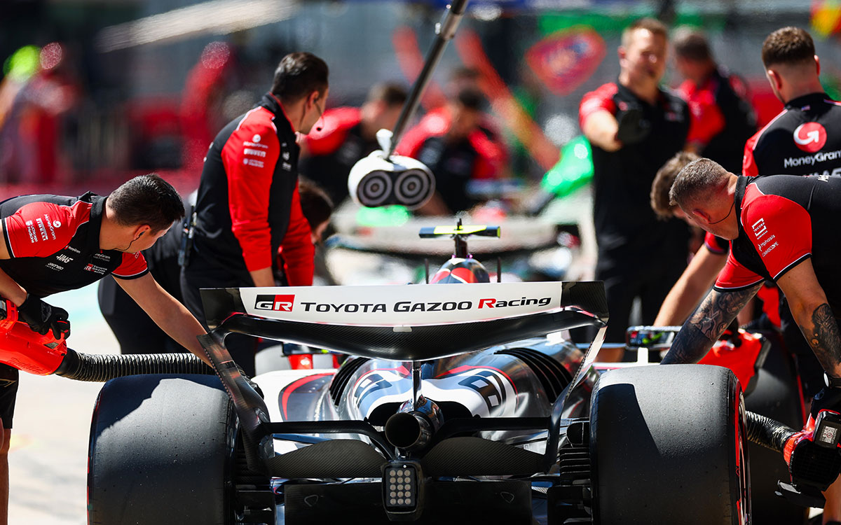 ガレージ前でピットサービスを受けるオリバー・ベアマン(ハース)、2025年5月16日(金) F1エミリア・ロマーニャGPフリー走行