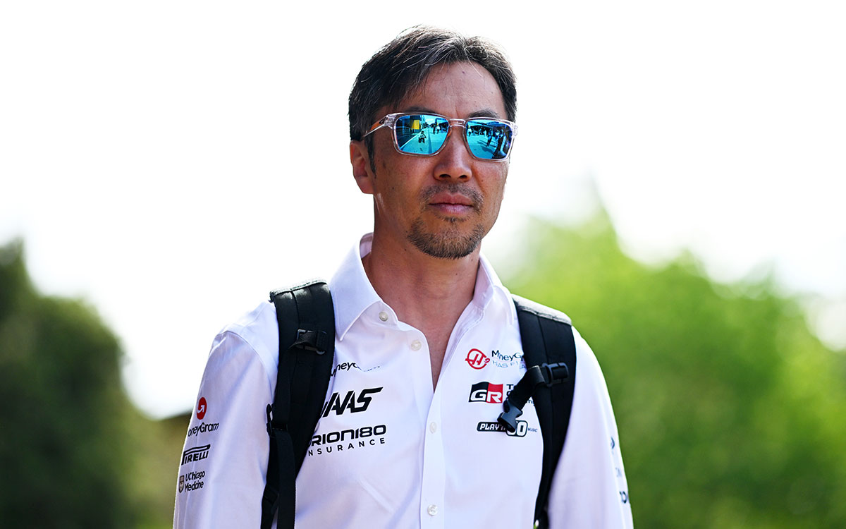 イモラ・サーキットのパドックを歩くハースのF1チーム代表を務める小松礼雄、2025年5月15日(木) F1エミリア・ロマーニャGP