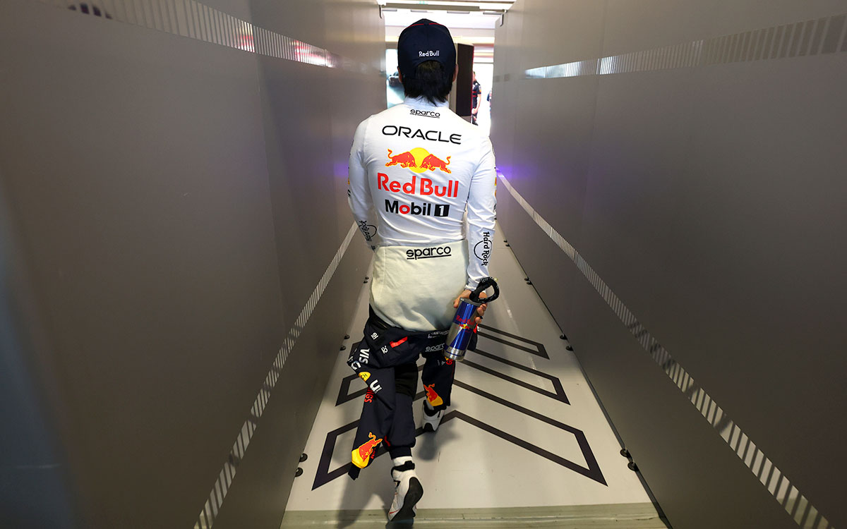 予選に向けてガレージに移動する角田裕毅(レッドブル・レーシング)、2025年5月17日(土) F1エミリア・ロマーニャGP(イモラ・サーキット)