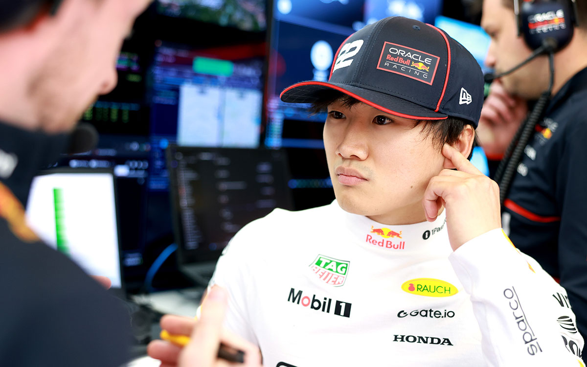 ガレージでエンジニアと話をする角田裕毅(レッドブル・レーシング1)、2025年5月16日(金) F1エミリア・ロマーニャGPフリー走行(イモラ・サーキット)