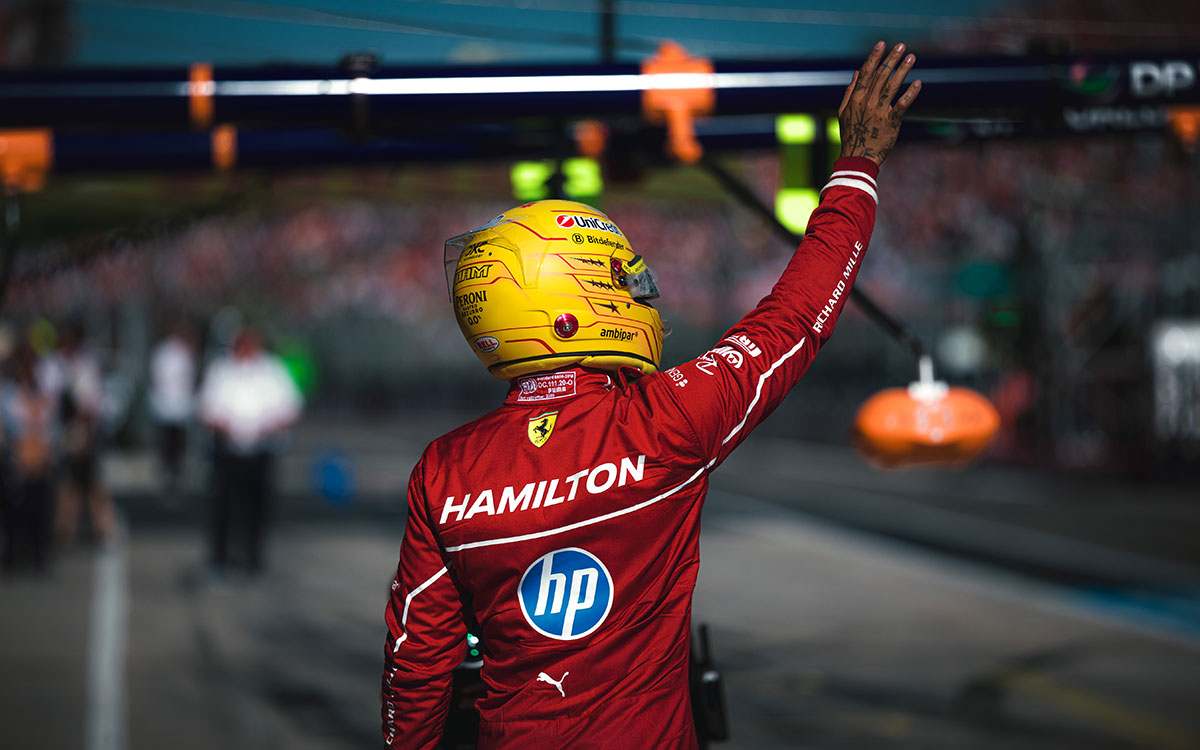 スタンドのティフォシに手を振るルイス・ハミルトン（フェラーリ）、2025年F1エミリア・ロマーニャGP（イモラ・サーキット）