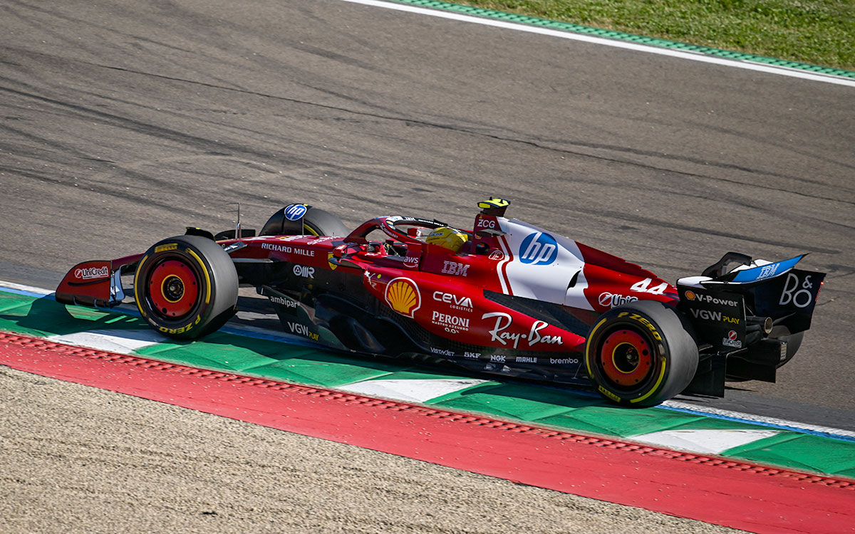 イモラ・サーキットでスクーデリア・フェラーリSF-25をドライブするルイス・ハミルトン、2025年F1エミリア・ロマーニャGP