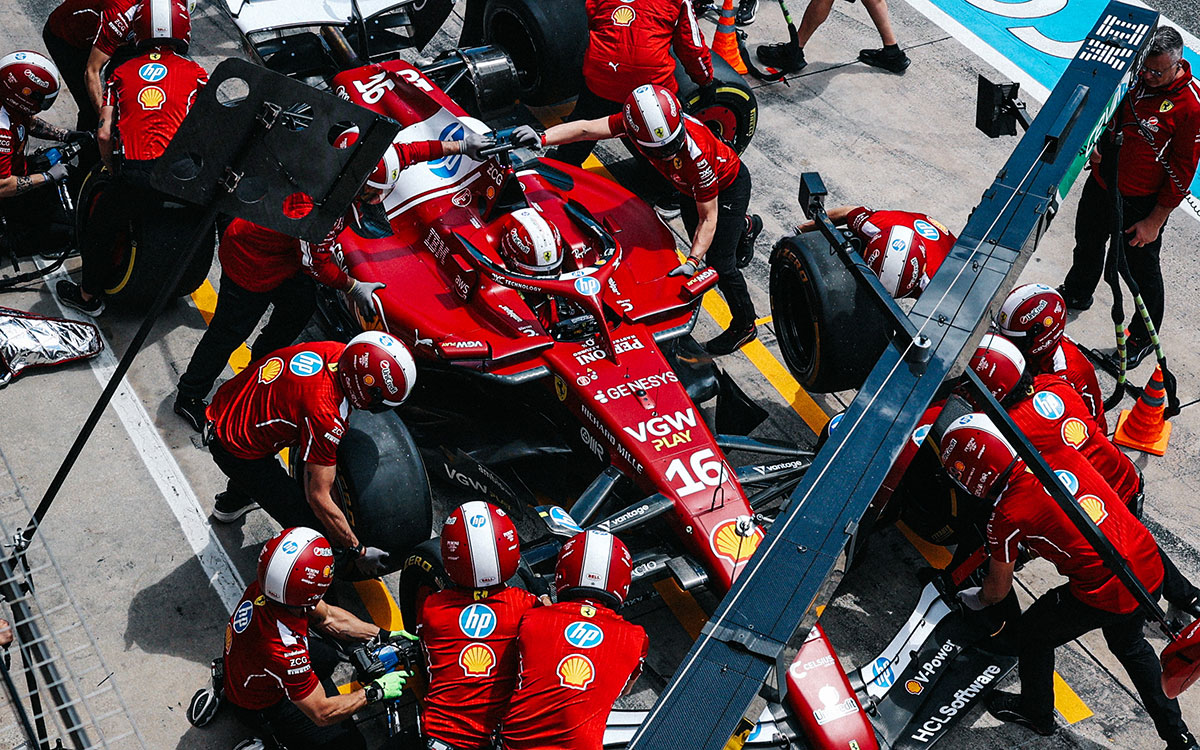 ピットサービスを受けるシャルル・ルクレール(フェラーリ)、2025年F1エミリア・ロマーニャGP(イモラ・サーキット)