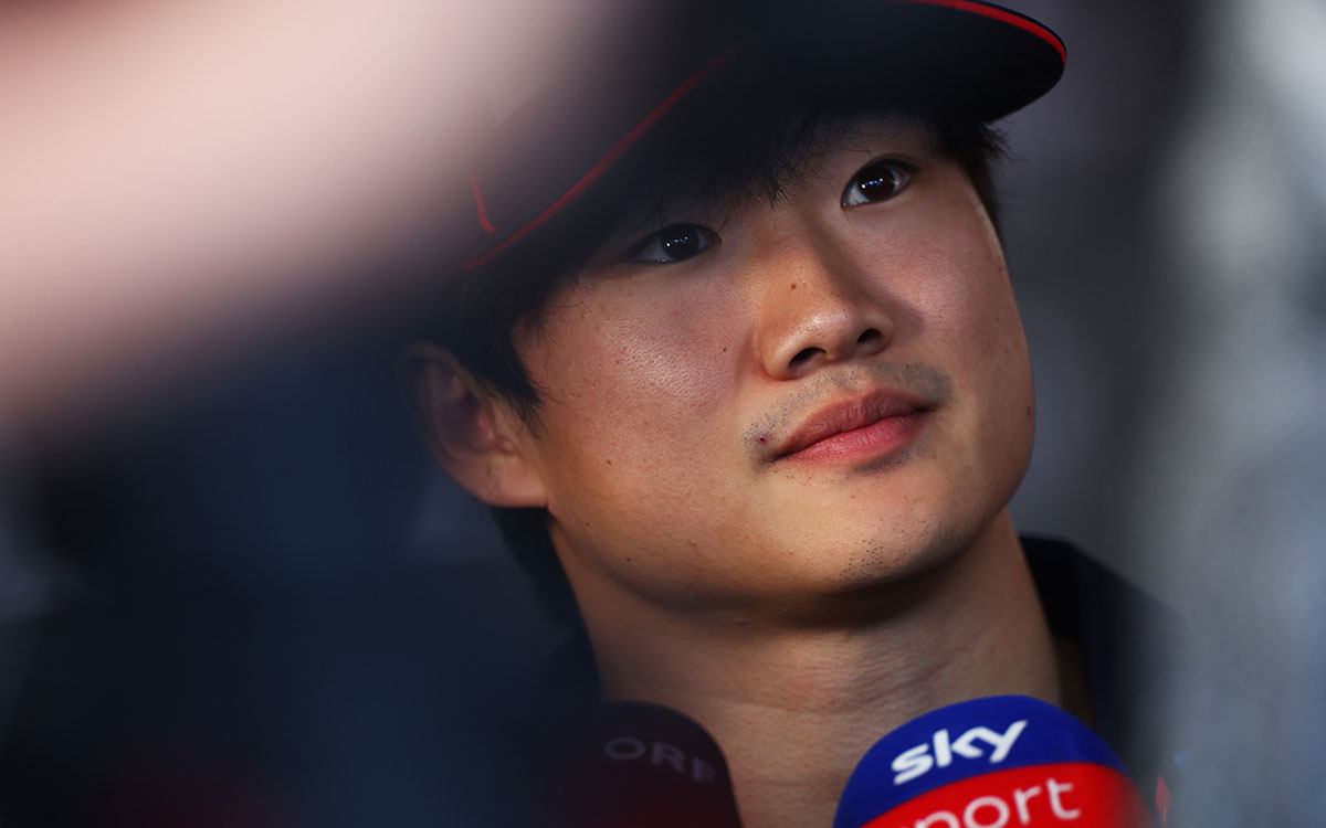 クラッシュした予選を経てインタビューを受ける20番手の角田裕毅（レッドブル・レーシング）、2025年5月17日(土) F1エミリア・ロマーニャGP（イモラ・サーキット）
