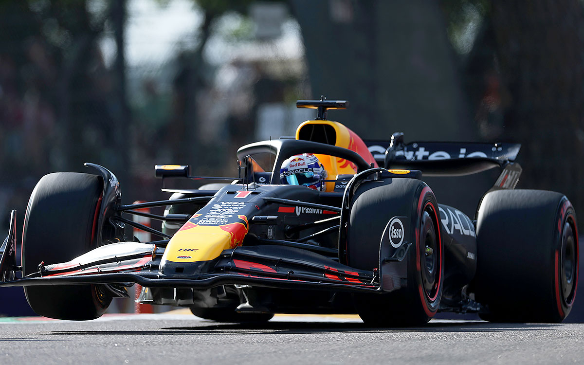 イモラ・サーキットでレッドブル・レーシングRB21をドライブするマックス・フェルスタッペン、2025年5月17日(土) F1エミリア・ロマーニャGP予選