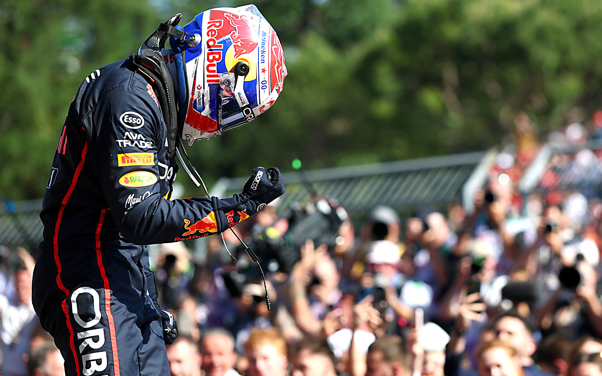 2025年エミリア・ロマーニャGP決勝レースで優勝しガッツポーズをするマックス・フェルスタッペン(レッドブル・レーシング)、2025年5月18日F1イモラ・サーキット