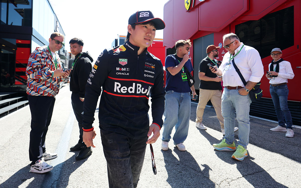 決勝前にパドックを移動する角田裕毅（レッドブル・レーシング）、2025年5月18日(日) F1エミリア・ロマーニャGP（イモラ・サーキット）