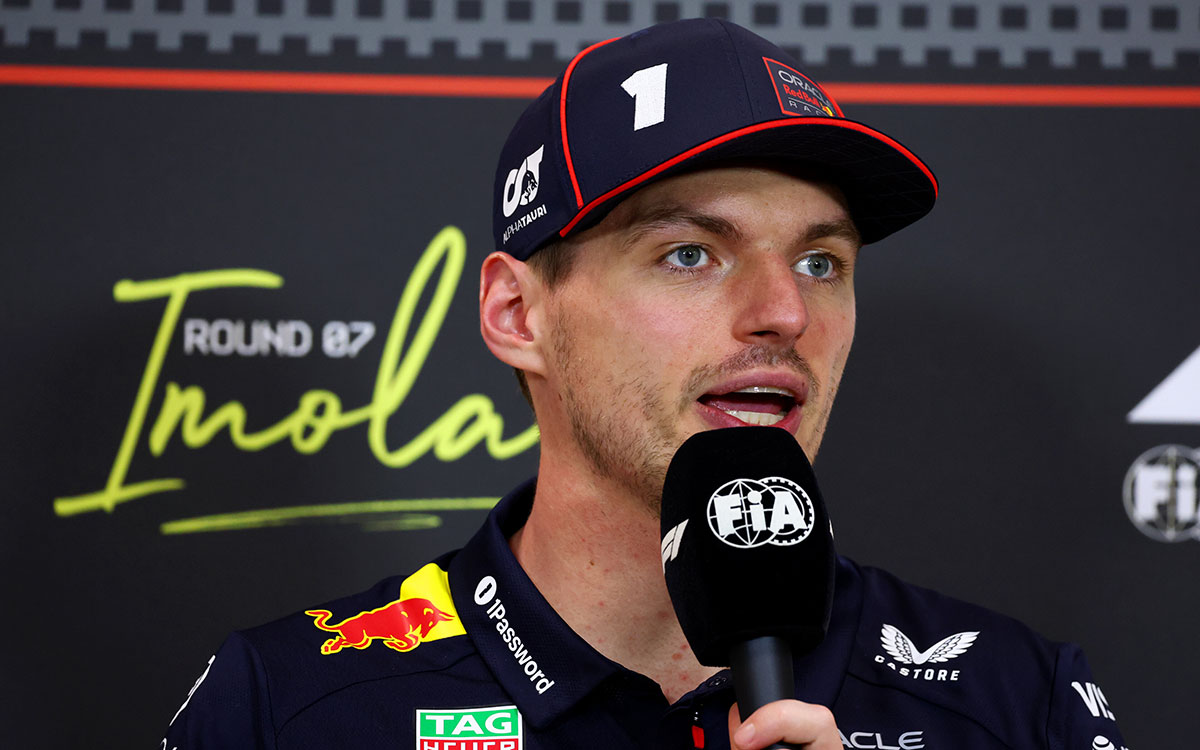 記者会見でインタビューを受ける優勝のマックス・フェルスタッペン（レッドブル・レーシング）、2025年5月18日(日) F1エミリア・ロマーニャGP決勝（イモラ・サーキット）