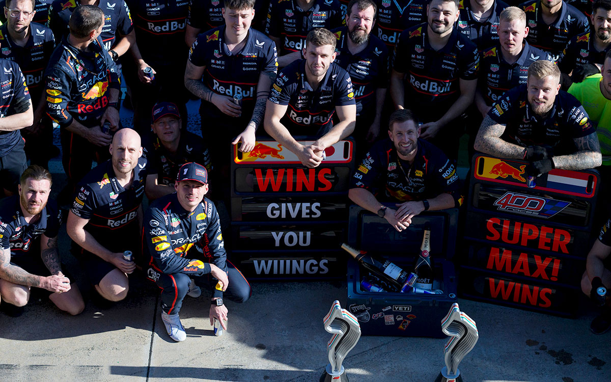 マックス・フェルスタッペンの勝利を祝うレッドブル・レーシングのチームメンバー、2025年5月18日(日) F1エミリア・ロマーニャGP決勝（イモラ・サーキット）