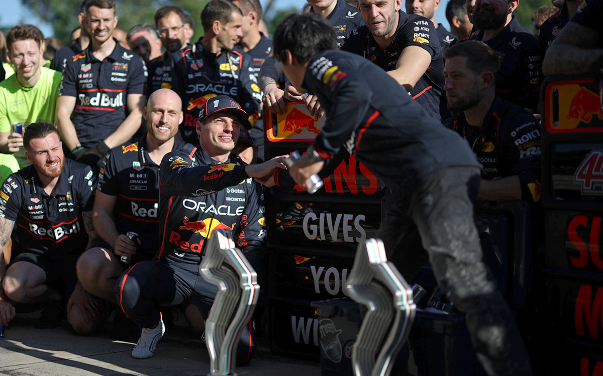健闘を称え合う優勝したマックス・フェルスタッペンと10位の角田裕毅（レッドブル・レーシング）、2025年5月18日(日) F1エミリア・ロマーニャGP決勝（イモラ・サーキット）