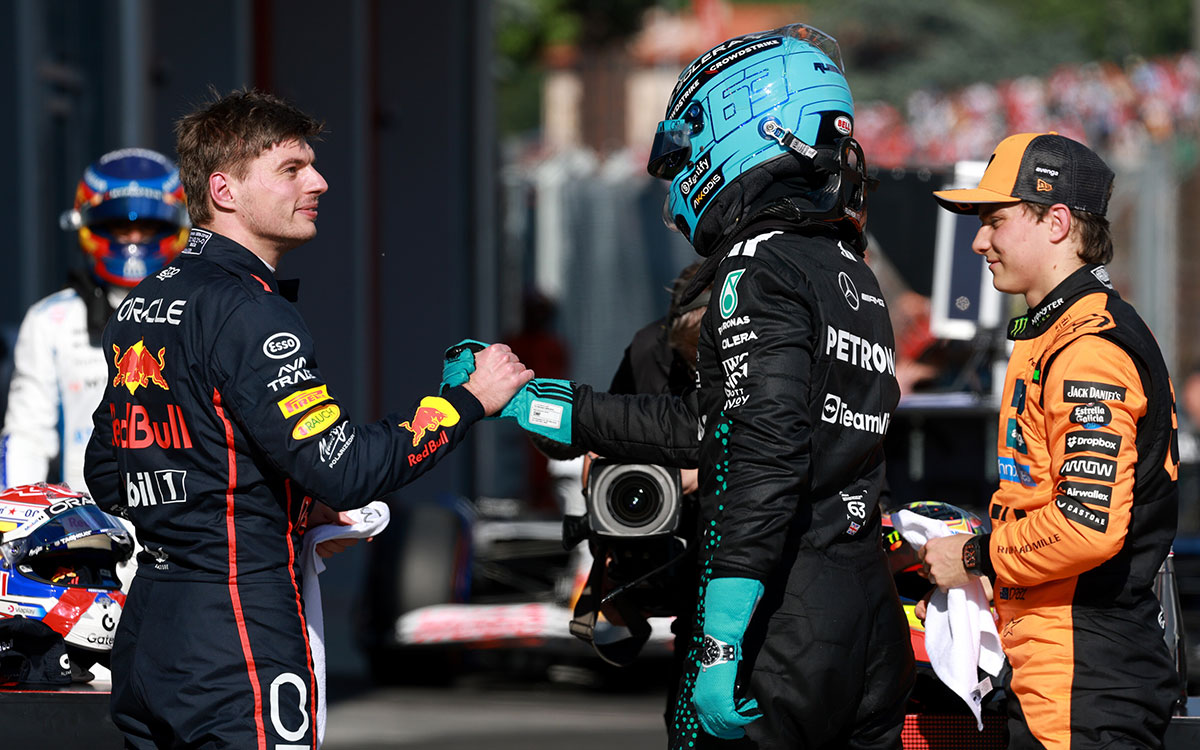 予選後のパルクフェルメで健闘を称え合う2番手のマックス・フェルスタッペン(レッドブル・レーシング)と3番手のジョージ・ラッセル(メルセデス)、ポールポジションのオスカー・ピアストリ(マクラーレン)2025年5月17日(土) F1エミリア・ロマーニャGP予選(イモラ・サーキット)