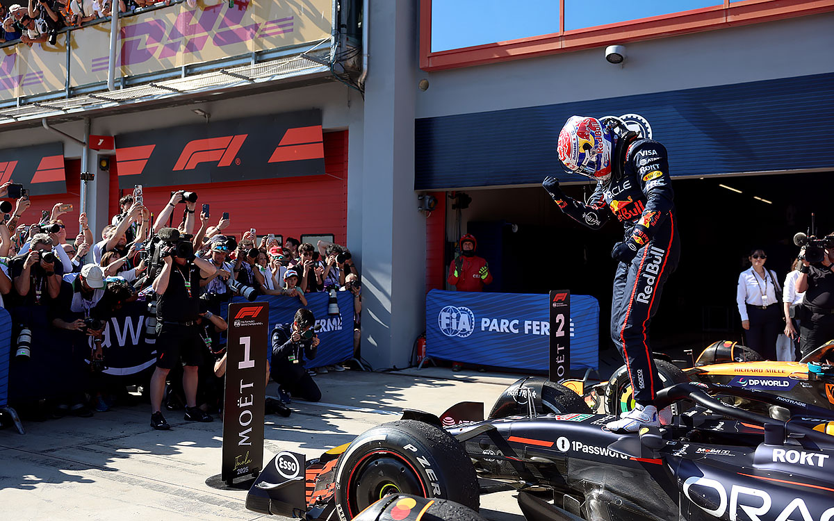 決勝後のパルクフェルメで優勝を喜ぶマックス・フェルスタッペン（レッドブル・レーシング）、2025年5月18日(日) F1エミリア・ロマーニャGP（イモラ・サーキット）
