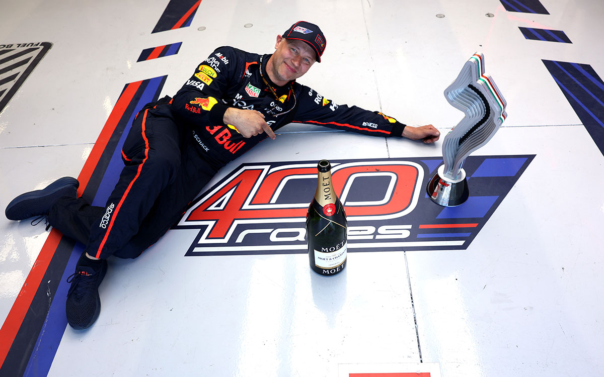 トロフィーとシャンパンを手にレッドブル・レーシング通算400戦目の節目勝利したマックス・フェルスタッペンを祝福するフロントエンド・メカニックのオーレ・シャック、2025年5月18日(日) F1エミリア・ロマーニャGP決勝（イモラ・サーキット）