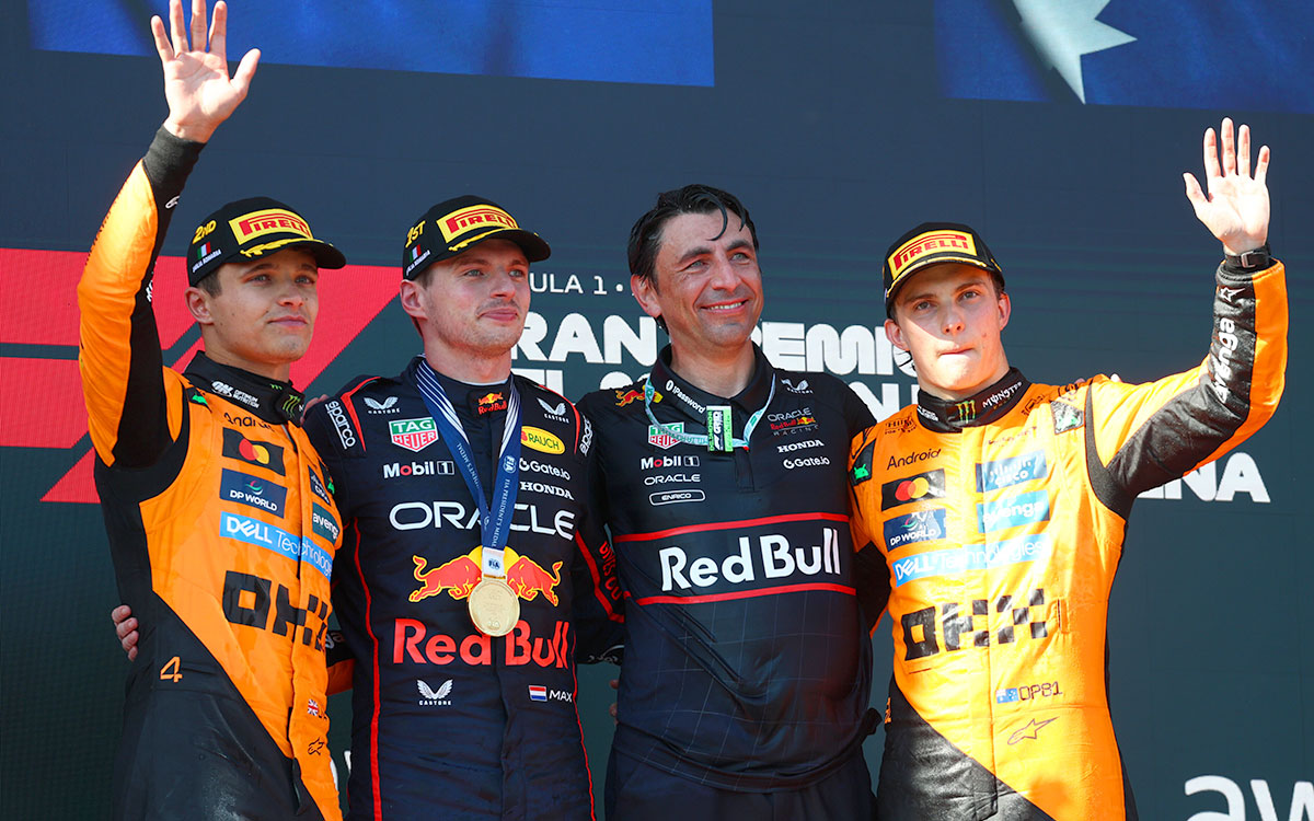 表彰台に並ぶ優勝のマックス・フェルスタッペン（レッドブル・レーシング）、2位のランド・ノリス（マクラーレン）、3位のオスカー・ピアストリ（マクラーレン）、そしてレッドブル・レーシング空力部門責任者のエンリコ・バルボ、2025年5月18日(日) F1エミリア・ロマーニャGP決勝（イモラ・サーキット）