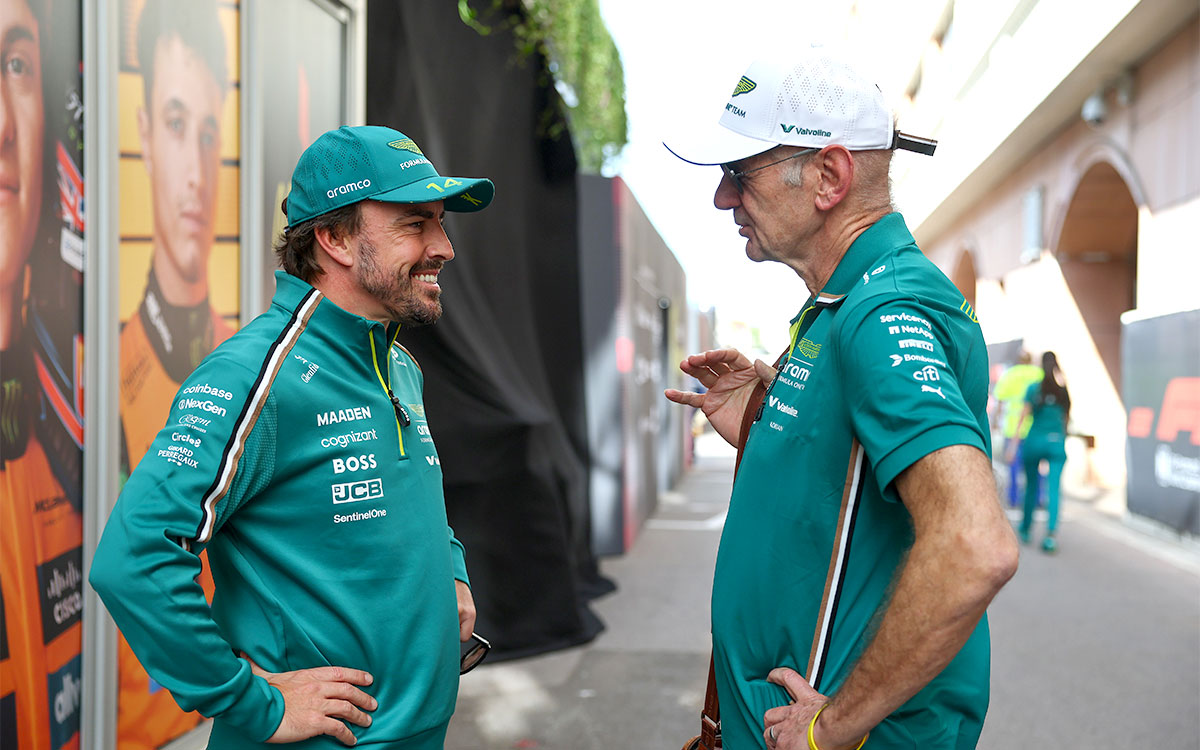 エイドリアン・ニューウェイと話すフェルナンド・アロンソ（アストンマーチン）、2025年5月22日F1モナコGP（モンテカルロ市街地コース）