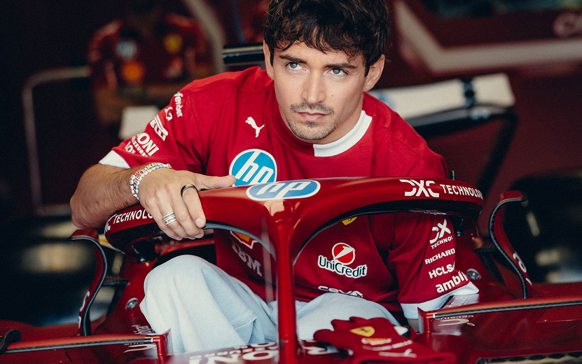 ガレージ内で車に乗り込むシャルル・ルクレール(フェラーリ)、2025年5月15日F1エミリア・ロマーニャGP