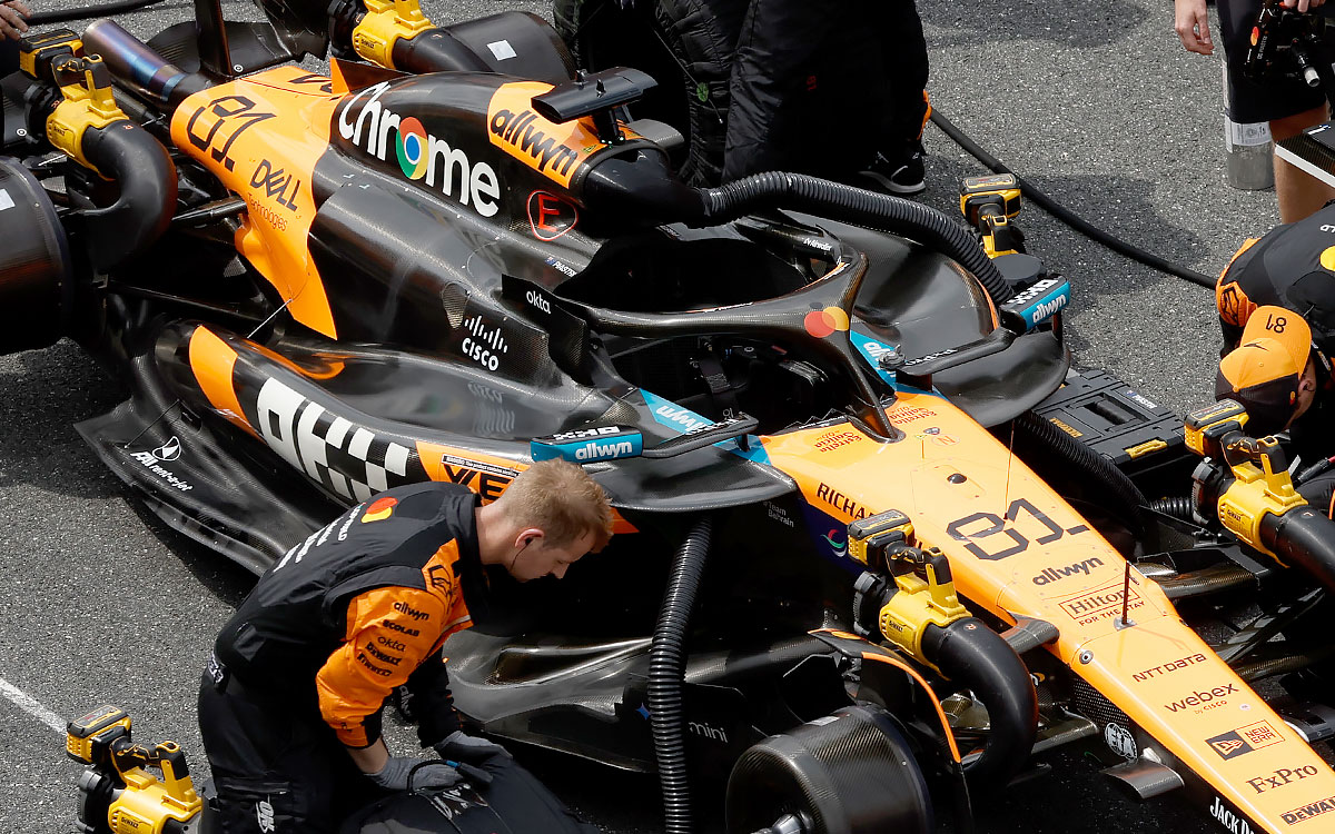 ダミーグリッドに停まるマクラーレンMCL39の作業に取り組むメカニック、2025年F1マイアミGP