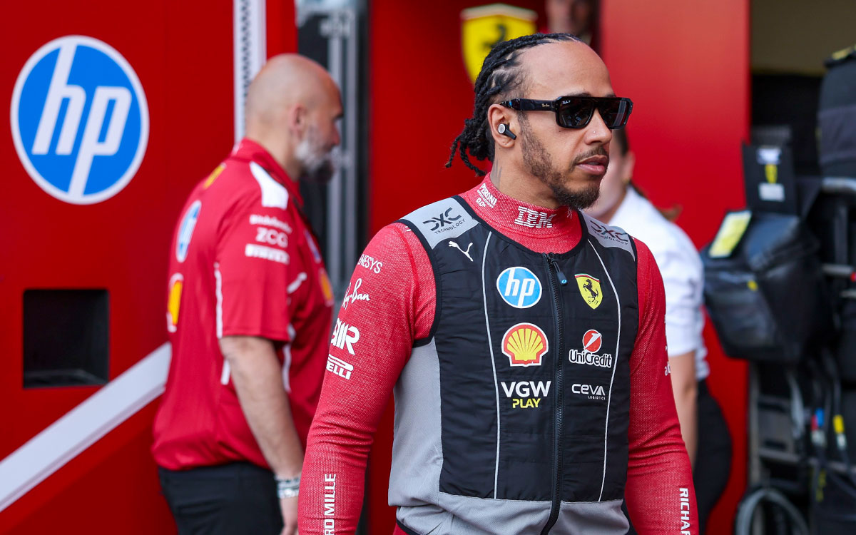 ピットレーン前を歩くルイス・ハミルトン(フェラーリ)、2025年5月24日(土) F1モナコGP(モンテカルロ市街地コース)