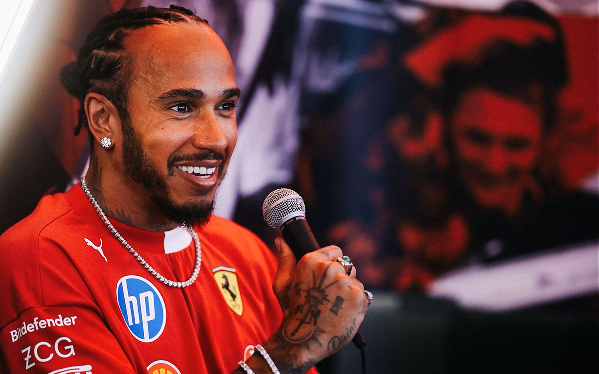マイクを握るルイス・ハミルトン(フェラーリ)、2025年5月22日(木) F1モナコGPプレビュー(モンテカルロ市街地コース)