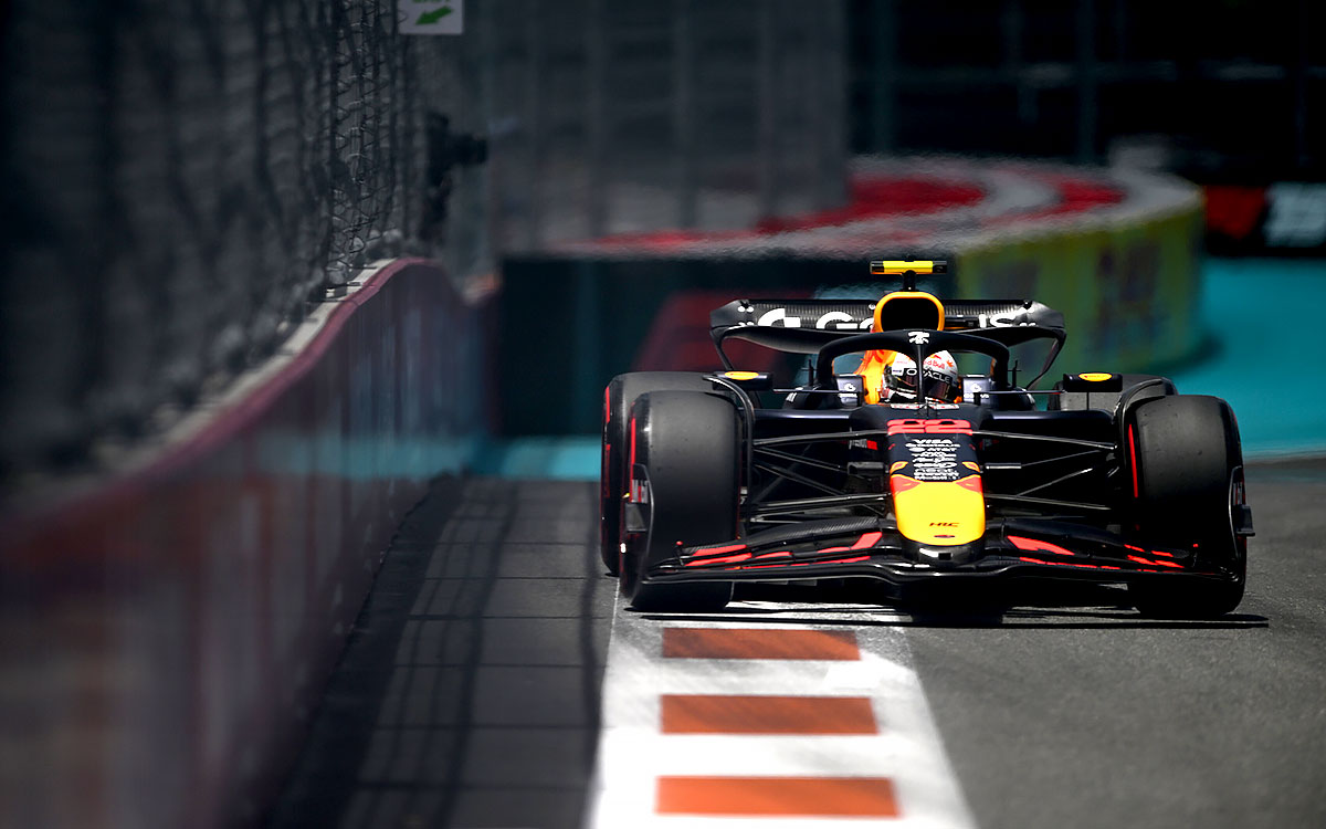 マイアミ・インターナショナル・オートドロームでレッドブルRB21をドライブする角田裕毅、2025年5月2日F1マイアミGPフリー走行1