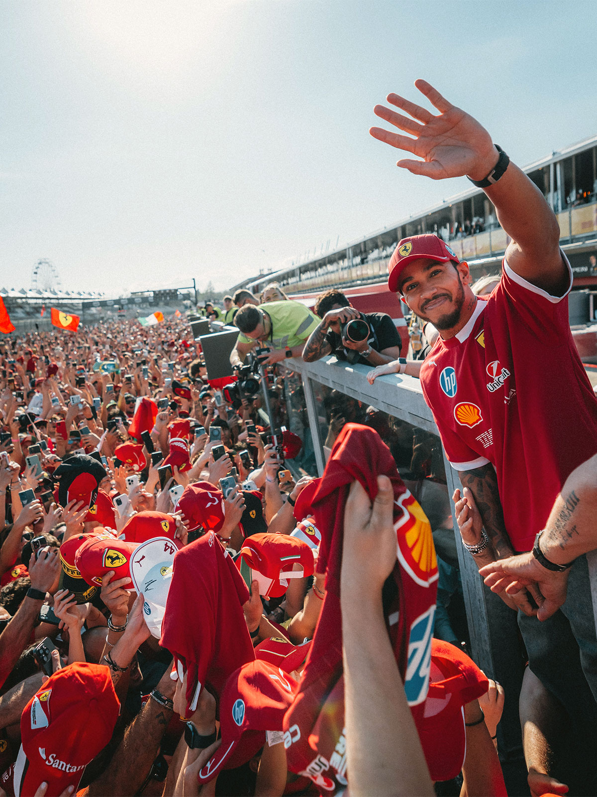 ティフォシと交流するルイス・ハミルトン（フェラーリ）、2025年F1エミリア・ロマーニャGP
