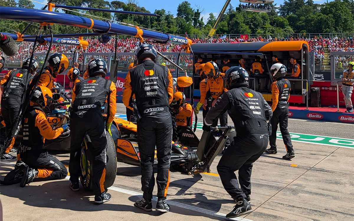 オスカー・ピアストリのタイヤをミディアムからハードに交換するマクラーレンのピットクルー、2025年5月18日(日) F1エミリア・ロマーニャGP決勝（イモラ・サーキット）