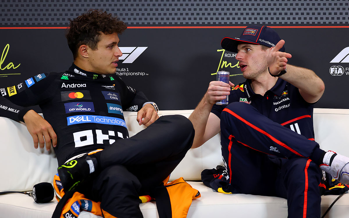 記者会見で言葉を交わす優勝者のマックス・フェルスタッペン(レッドブル・レーシング)と2位のランド・ノリス(マクラーレン)、2025年5月18日(日) F1エミリア・ロマーニャGP決勝(イモラ・サーキット)