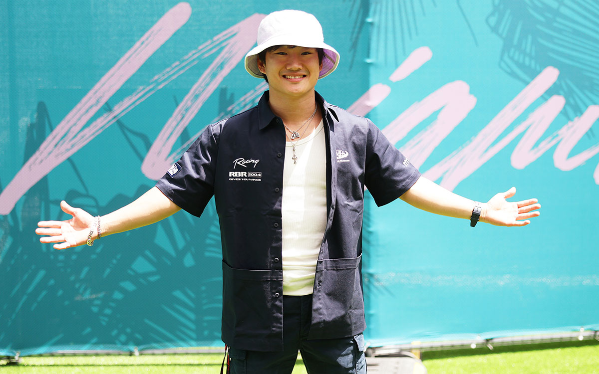 パドックで写真撮影に応じる角田裕毅（レッドブル・レーシング）、2025年5月1日(木) F1マイアミGPプレビュー（マイアミ・インターナショナル・オートドローム）