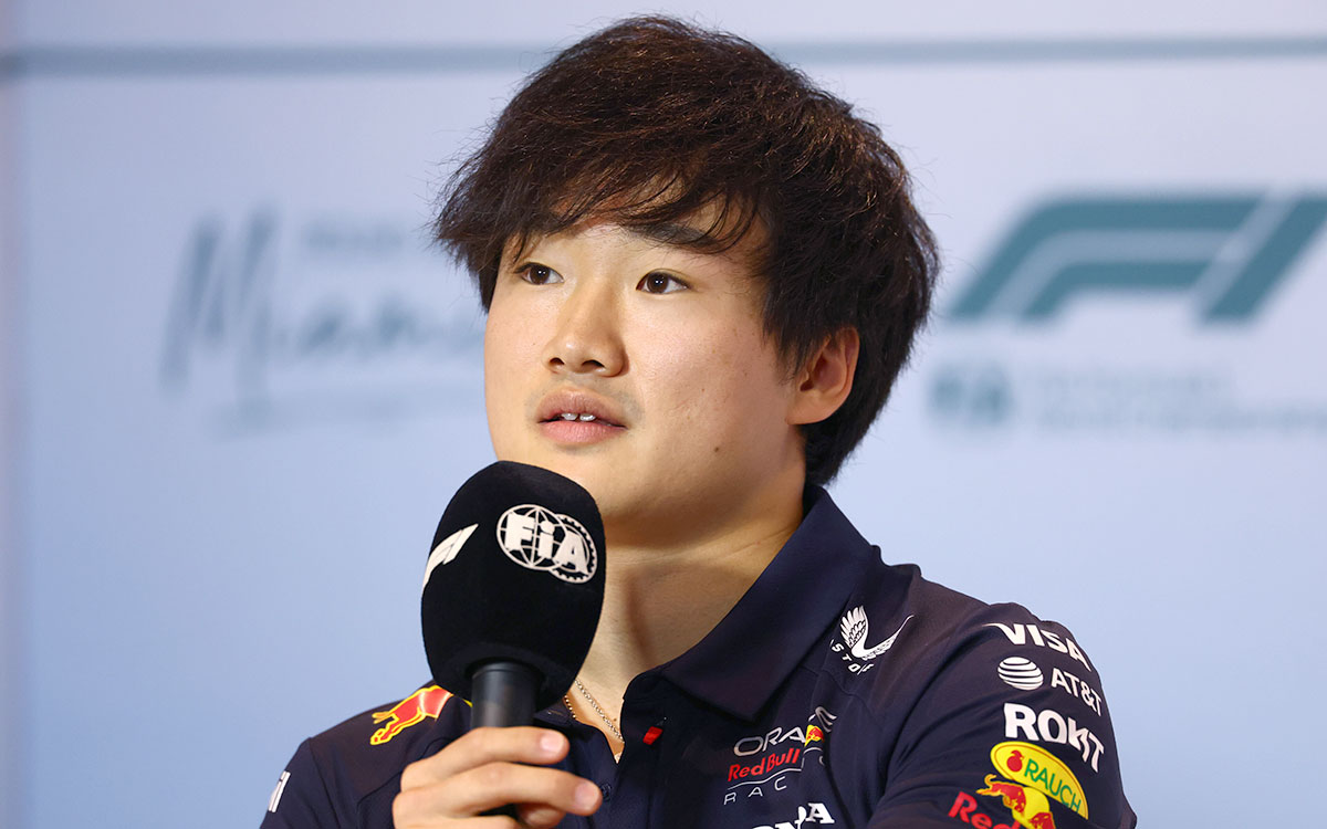 ドライバーズ会見でマイクを握る角田裕毅(レッドブル・レーシング)、2025年5月1日(木) F1マイアミGPプレビュー(マイアミ・インターナショナル・オートドローム)