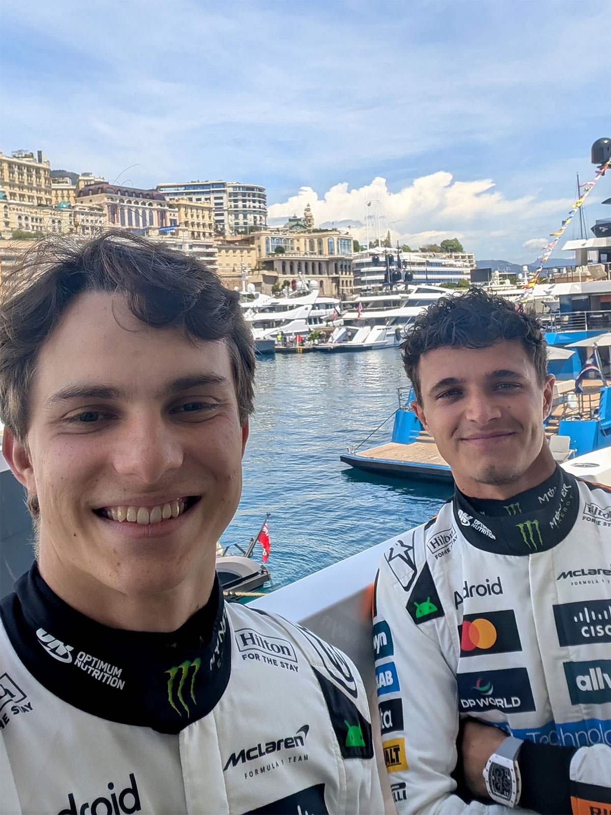 マクラーレンMCL39のスペシャルリバリーお披露目を前に特別仕様のレーシングスーツを着用して写真を撮るオスカー・ピアストリとランド・ノリス、2025年5月21日F1モナコGP（モンテカルロ市街地コース）
