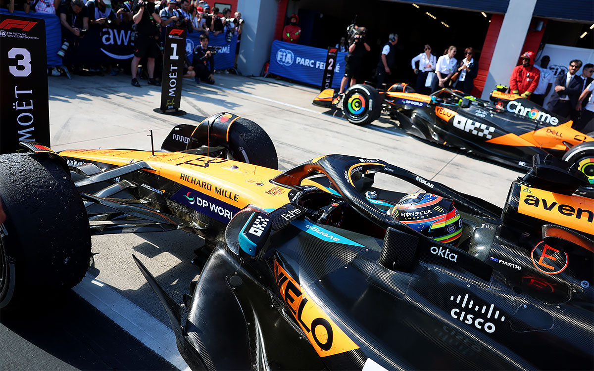 パルクフェルメに停められた3位オスカー・ピアストリと2位ランド・ノリスのマクラーレンMCL39、2025年5月18日(日) F1エミリア・ロマーニャGP決勝