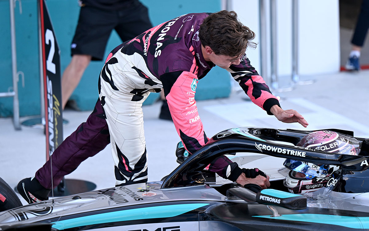 アンドレア・キミ・アントネッリのF1キャリア初スプリントポールを祝福するジョージ・ラッセル（メルセデス）、2025年5月2日F1マイアミGPスプリント予選（マイアミ・インターナショナル・オートドローム）