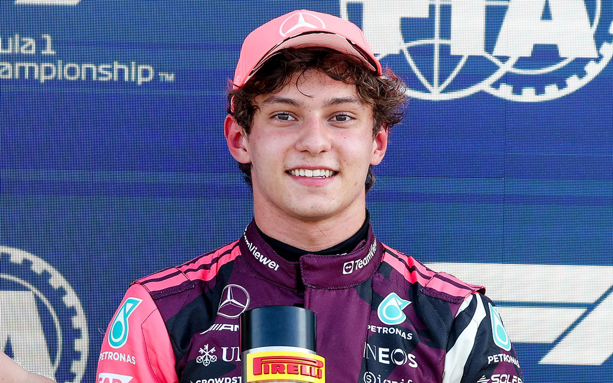 ピレリ・ポールポジションアワードを手にするアンドレア・キミ・アントネッリ(メルセデス)、2025年5月2日F1マイアミGPスプリント予選(マイアミ・インターナショナル・オートドローム)