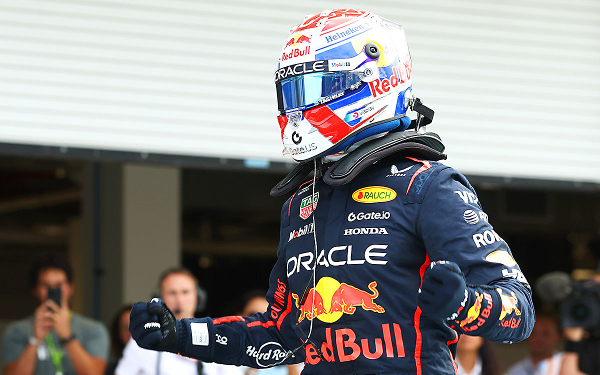 2025年第6戦F1マイアミGPの予選でポールポジションを獲得し、ガッツポーズを見せるマックス・フェルスタッペン(レッドブル・レーシング)、2025年5月3日マイアミ・インターナショナル・オートドローム