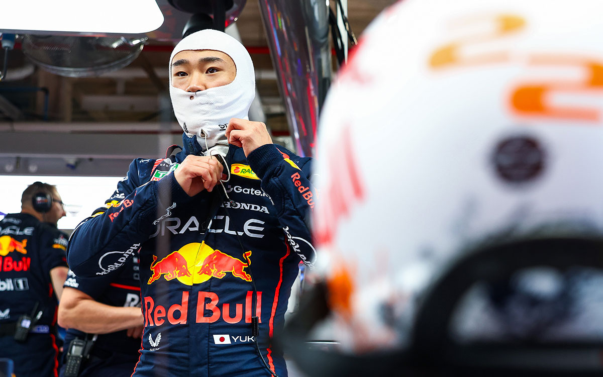 スプリントに向けてガレージ内で走行準備を進める角田裕毅(レッドブル・レーシング)、2025年5月3日(土) F1マイアミGP(マイアミ・インターナショナル・オートドローム)