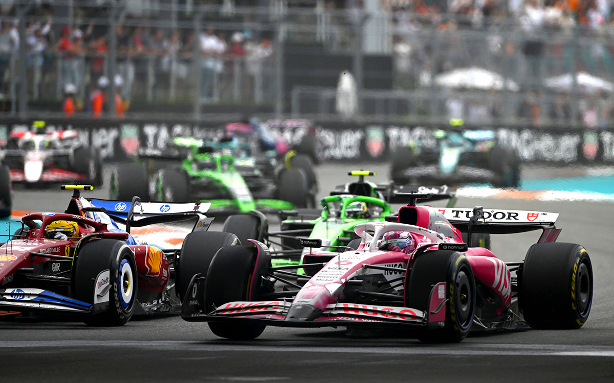 スタート直後にポジションを争うルイス・ハミルトン(フェラーリ)とアイザック・ハジャー(レーシング・ブルズ)、2025年5月4日(日) F1マイアミGP決勝(マイアミ・インターナショナル・オートドローム)