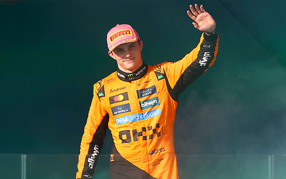 2025年第6戦F1マイアミGPの決勝で、表彰台に上がるオスカー・ピアストリ(マクラーレン)、2025年5月4日マイアミ・インターナショナル・オートドローム