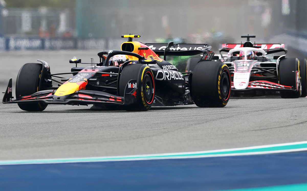 エステバン・オコン（ハース）をリードする角田裕毅（レッドブル・レーシング）のRB21、2025年5月4日(日) F1マイアミGP決勝（マイアミ・インターナショナル・オートドローム）