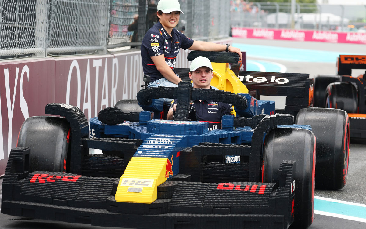 決勝レースを前に”レゴRB21”に乗るレッドブルのマックス・フェルスタッペンと角田裕毅、2025年5月4日(日) F1マイアミGP（マイアミ・インターナショナル・オートドローム）