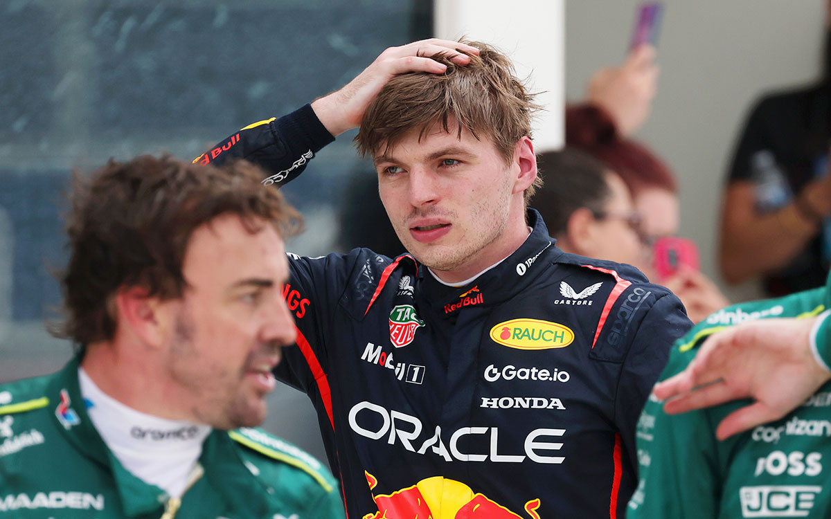 決勝後のパルクフェルメを歩く4位のマックス・フェルスタッペン(レッドブル・レーシング)とフェルナンド・アロンソ(アストンマーチン)、2025年5月4日(日) F1マイアミGP(マイアミ・インターナショナル・オートドローム)